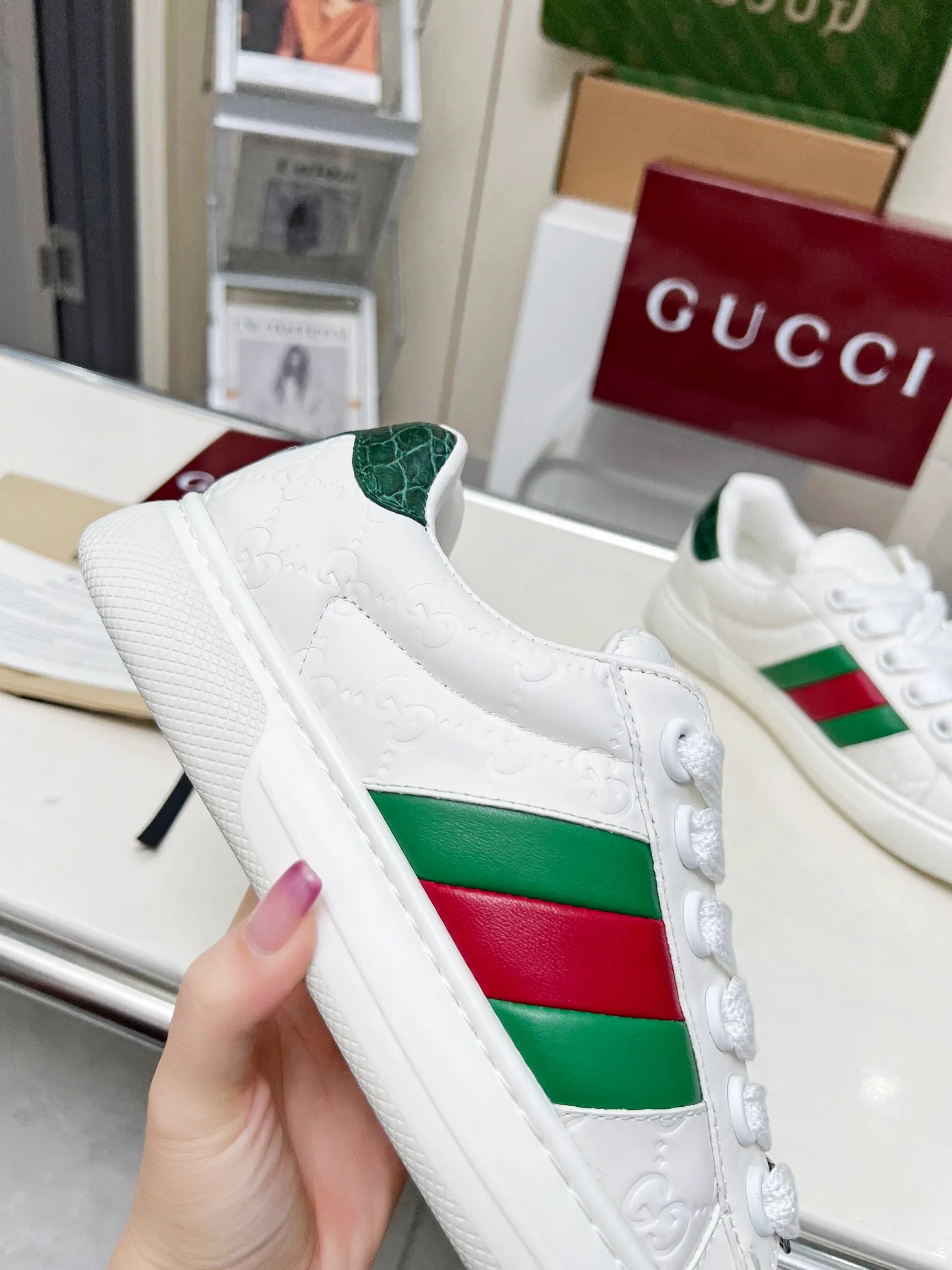 P660 embossed layout ❤️❤️❤️Gucci Gucci's latest Ace series casual sneakers for couples 🌸🌸🌸Original purchase, development and production. Since the advent of Gucci, the Ace series of sneakers has continued the brand narrative, and its ingenuity has made it the main product. The new series presents a distinctive low-top design with unique details to reinterpret the sneaker silhouette. The lace fixation is decorated with an "ACE" metal logo, and the thickened structure delicately creates a stiff shoe shape. 💖💖💖Gucci’s classic red and green striped webbing adds to the charm of the entire design. ☑️Fabric: Original imported first-layer cowhide ☑️Inner lining: Original customized soft cowhide ☑️Bottom thickness: 3CM ☑️Size: Female 35-40 Male 40-45